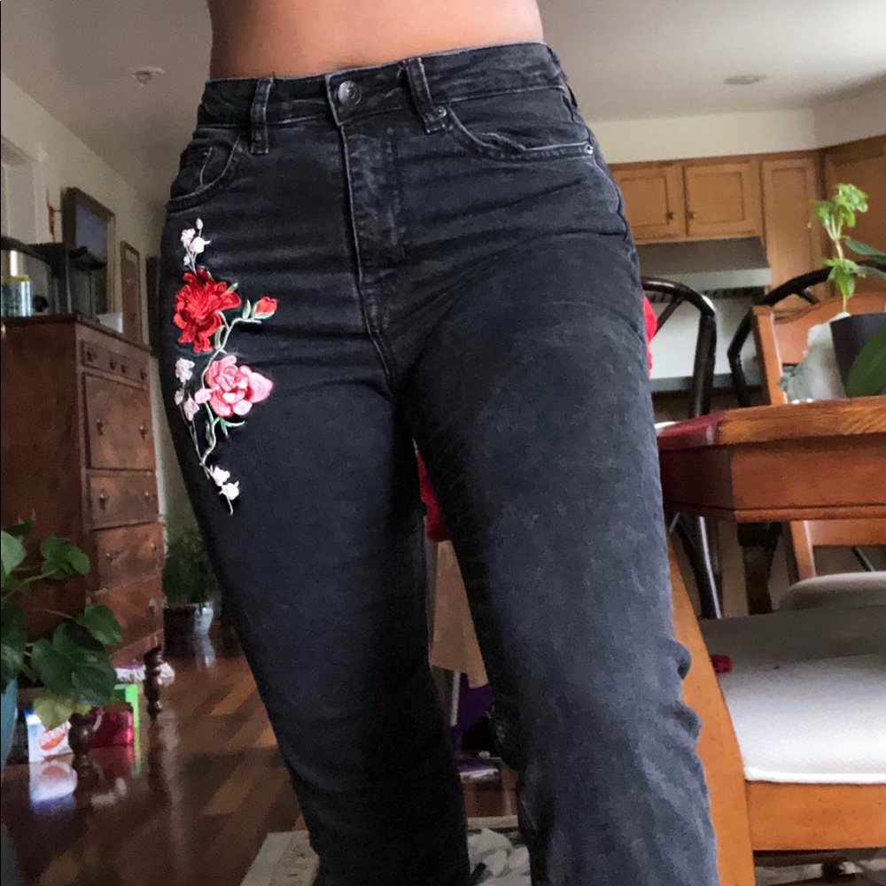 Flowered embroidered black High-rise mom jeans